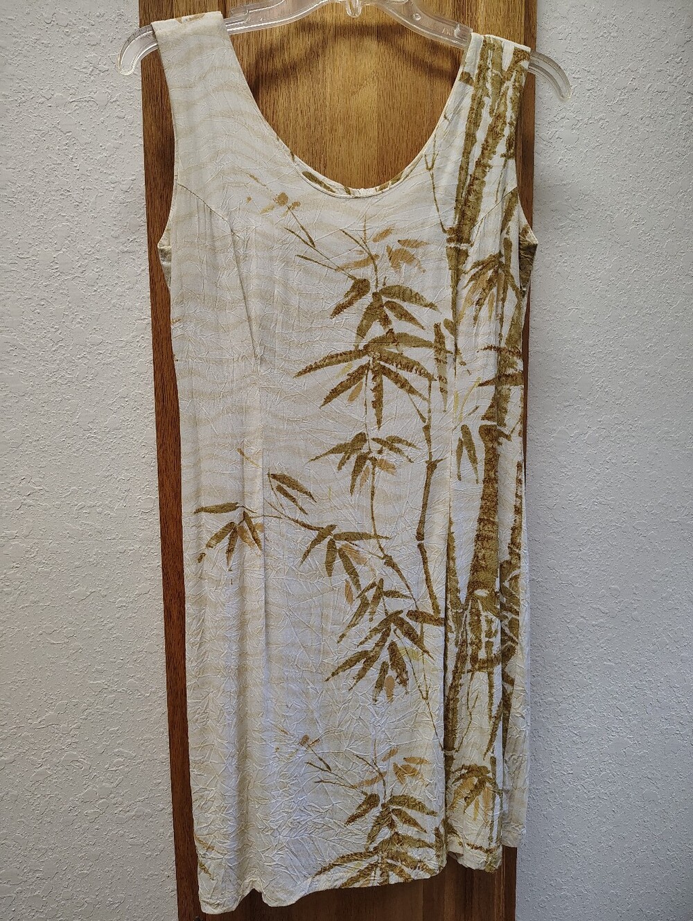 Lovely Hawaiian dress in tropical print. Sleeveless, above the knee, Small.